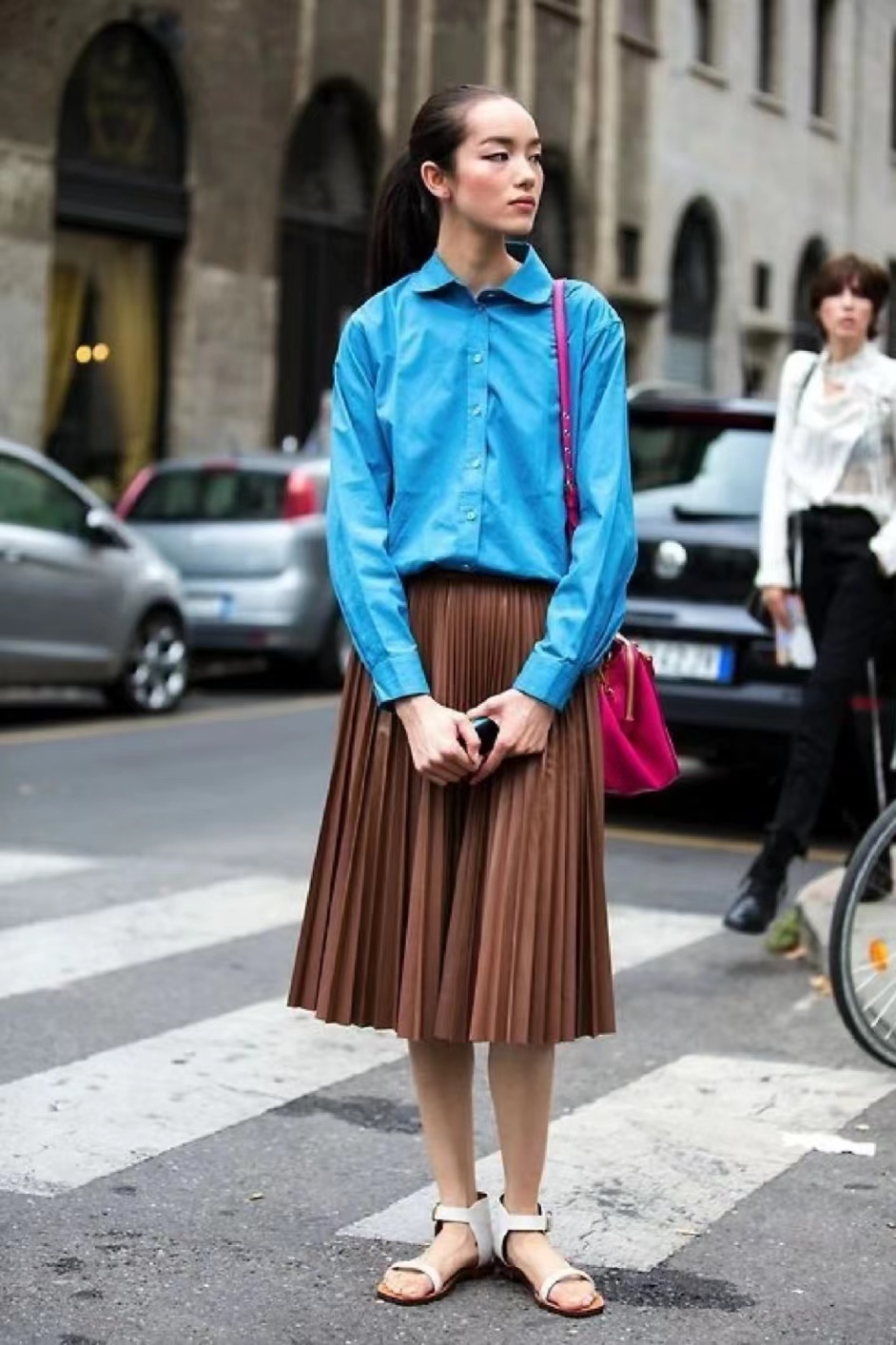 藏蓝色衬衫穿搭什么风格,蓝色衬衫怎样搭配出时尚的感觉