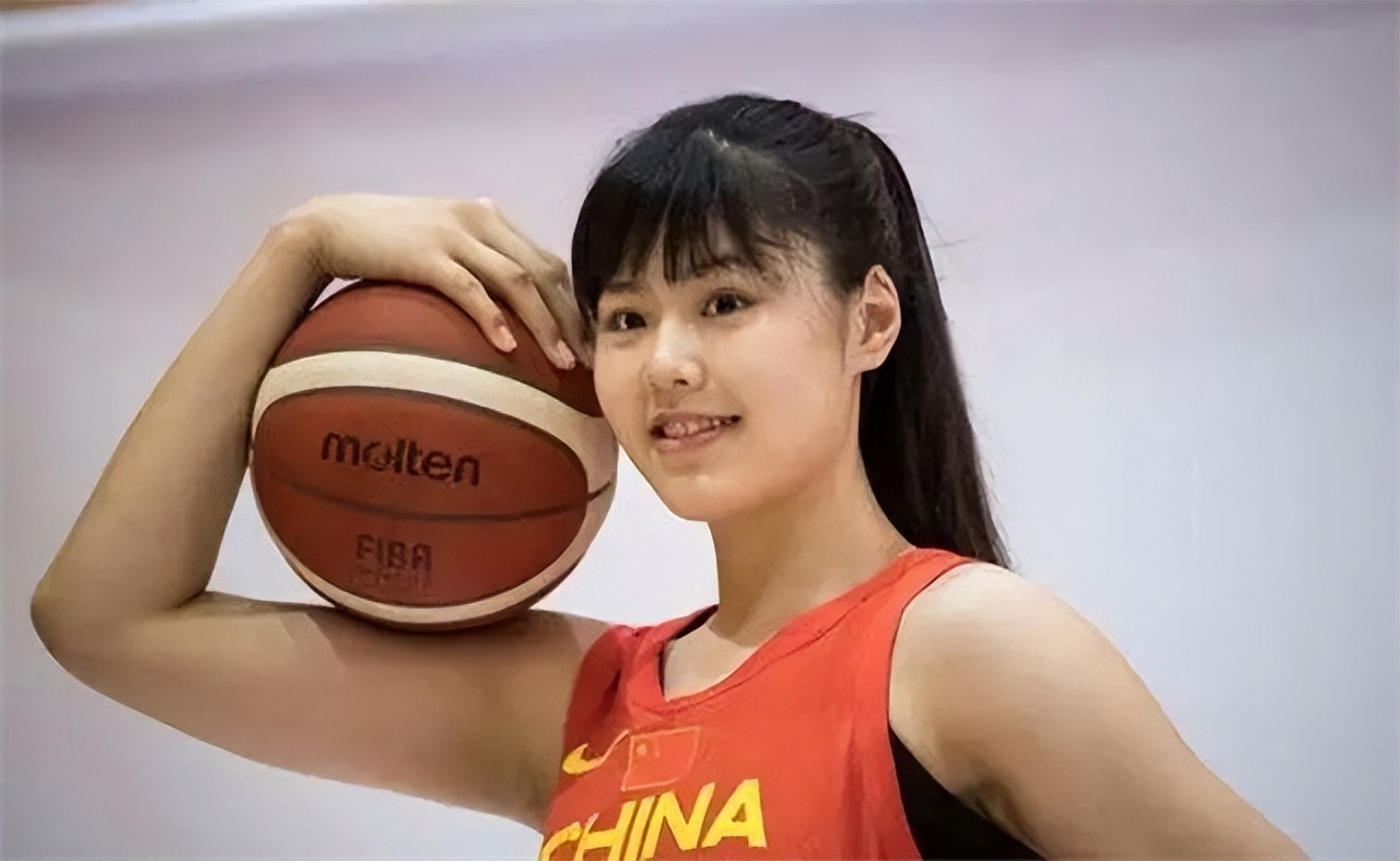 女篮队员李月汝身高简介,中国女篮大中锋李月汝今何在