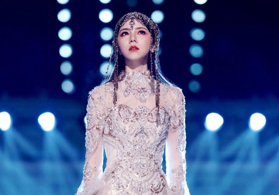 北京台春晚杨幂关晓彤杨紫,元旦跨年演唱会关晓彤造型