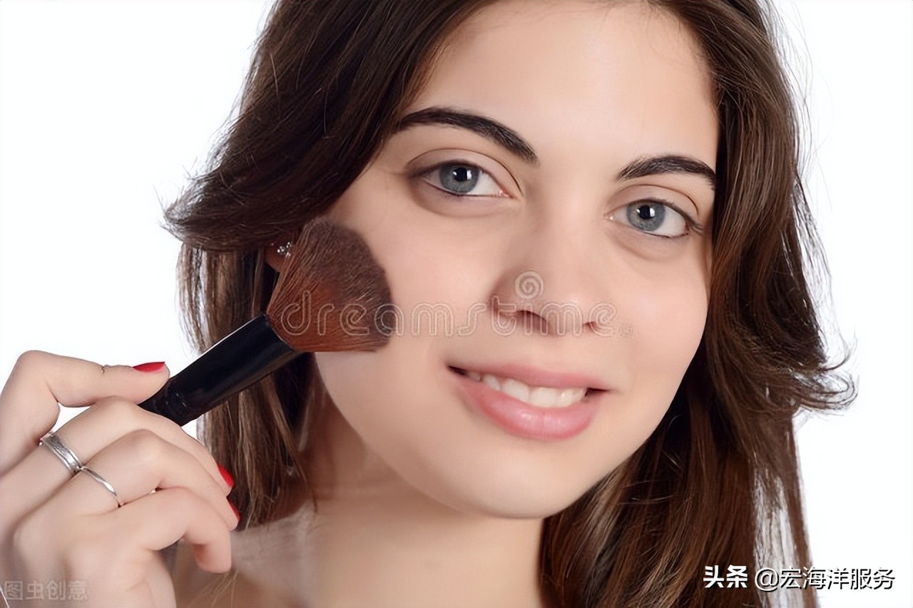 如何化妆不卡粉不脱妆,如何化妆自然而且漂亮