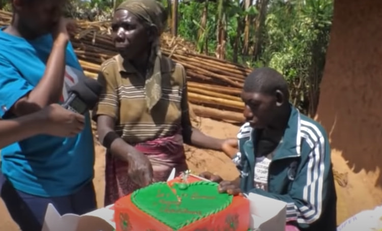 非洲23岁男孩酷似猿猴，不会说话只会叫，是何让他获取粉丝1000万