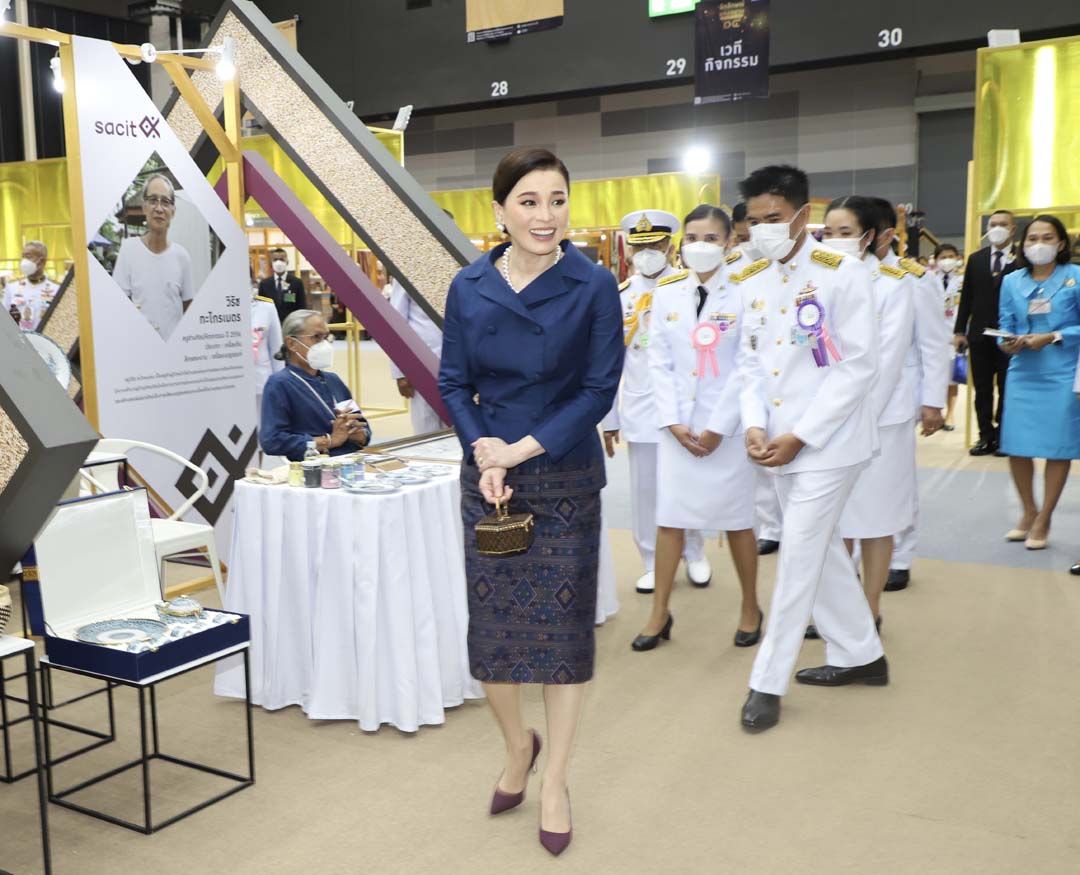 苏提达穿搭越来越新潮,苏提达穿礼服裙佩戴珠宝