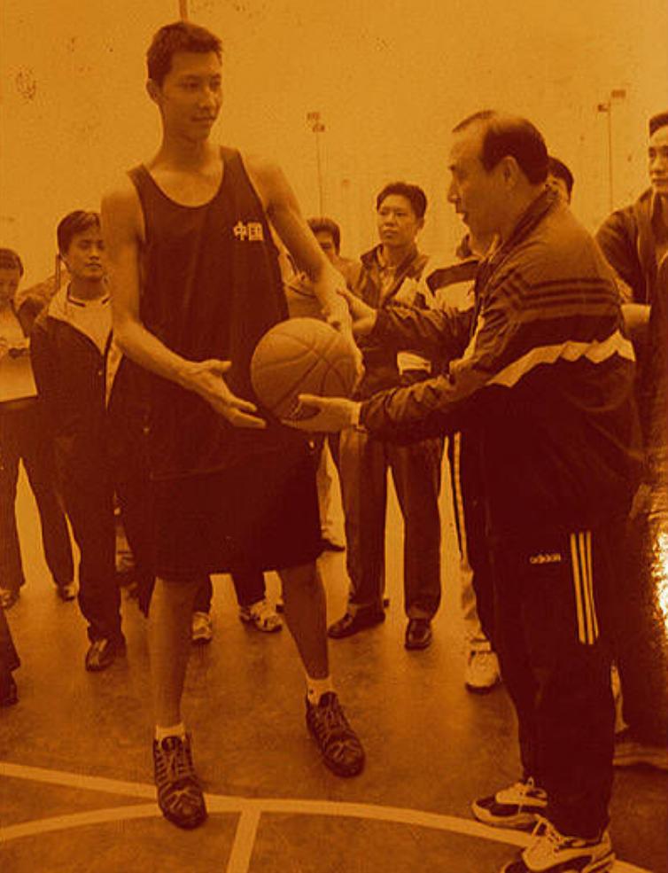 嘴上说着爱国，两个儿子却都是美国籍，易建联到底是怎么想的？