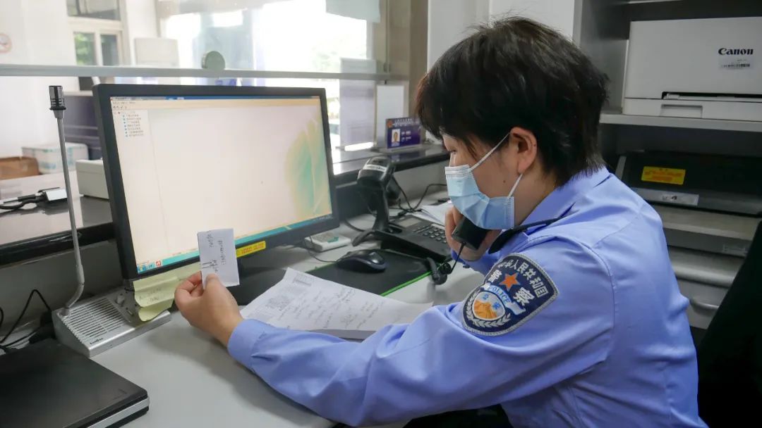 身份证过期警察会来家里找你吗,身份证过期了交警还能开罚单吗