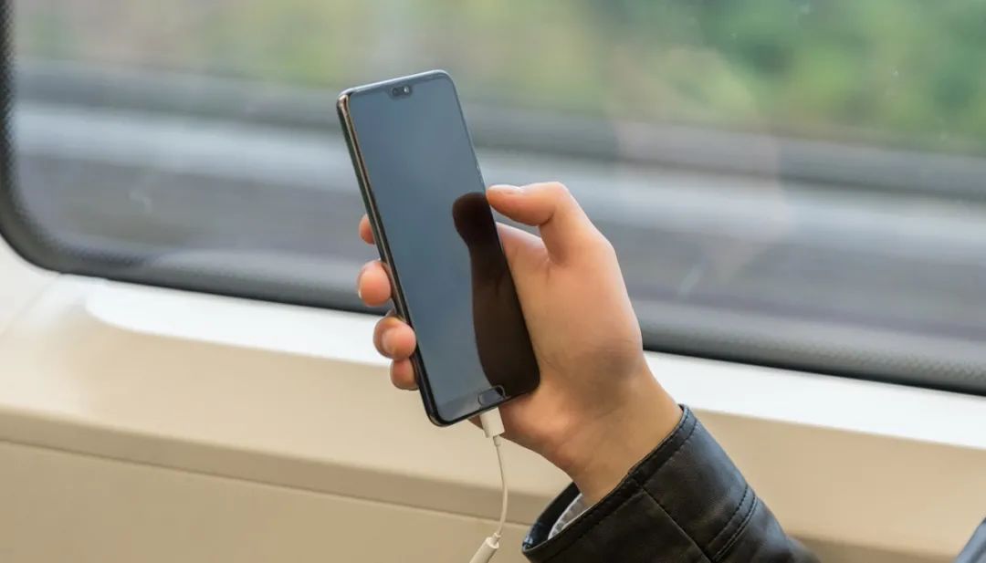 为什么手机到10%电量就掉电很快,手机突然电量掉得飞快