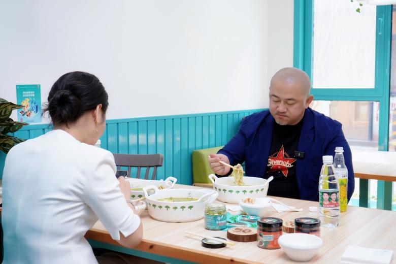 “消费王”王岑老师与菜小青麻辣烫签订战略合作