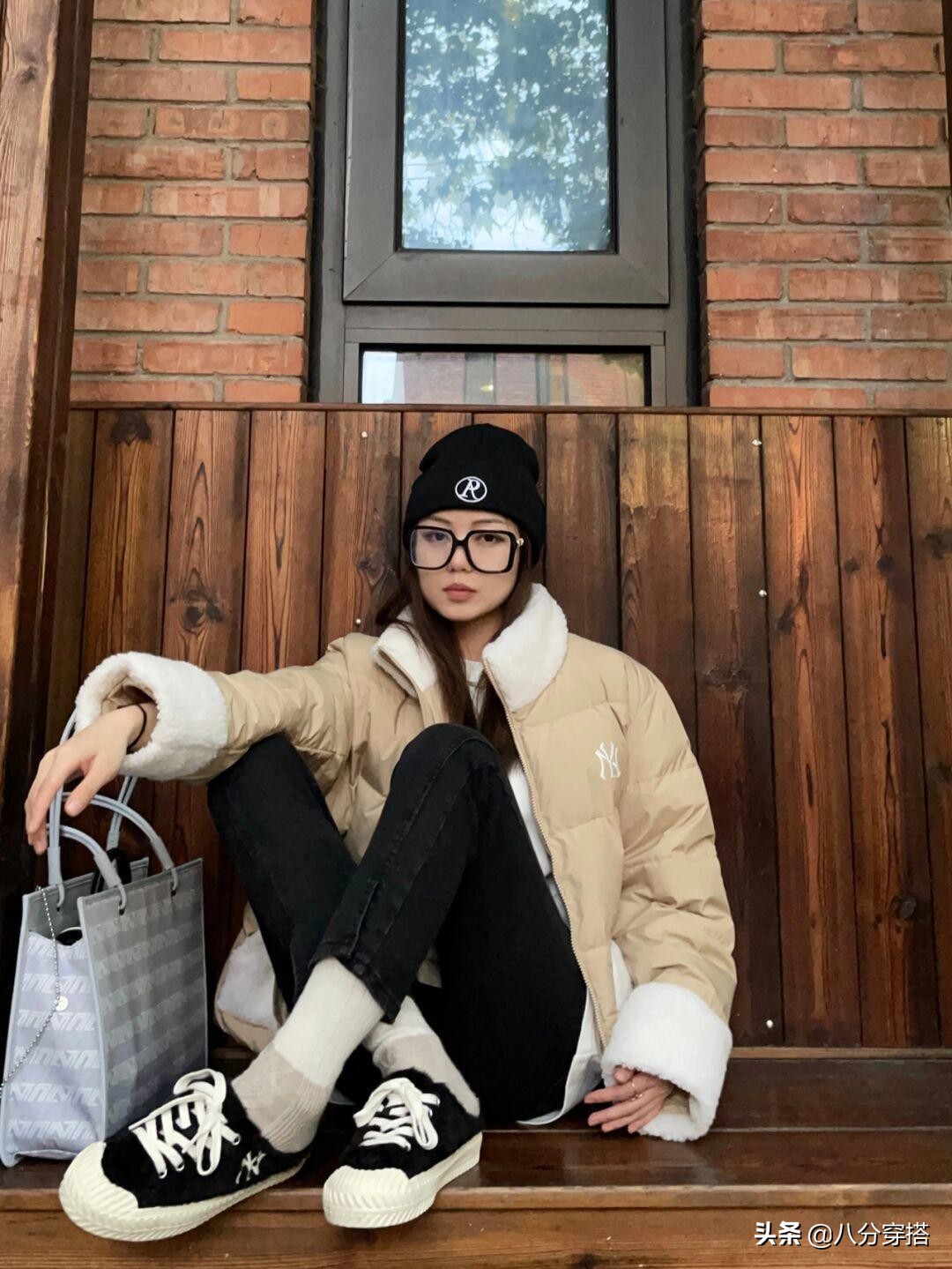 小个子短款羽绒服配什么裤子好看,小个子白色短款羽绒服