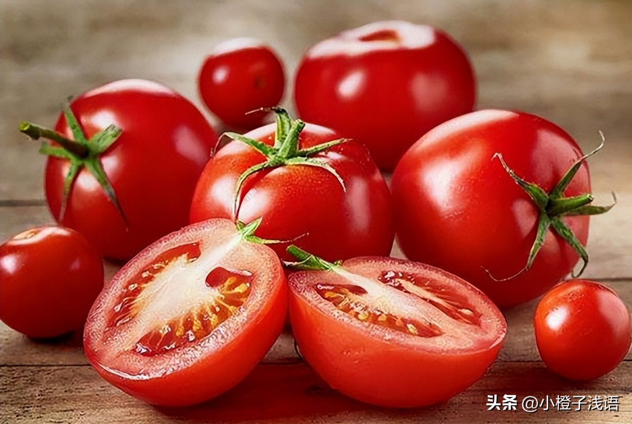 新疆志愿者为居民买菜,新疆志愿者为民族居民买菜的视频