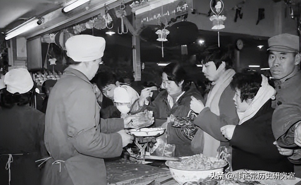 老照片：80年代的北京生活风貌，火车上供应茅台，牛肉一块八一斤
