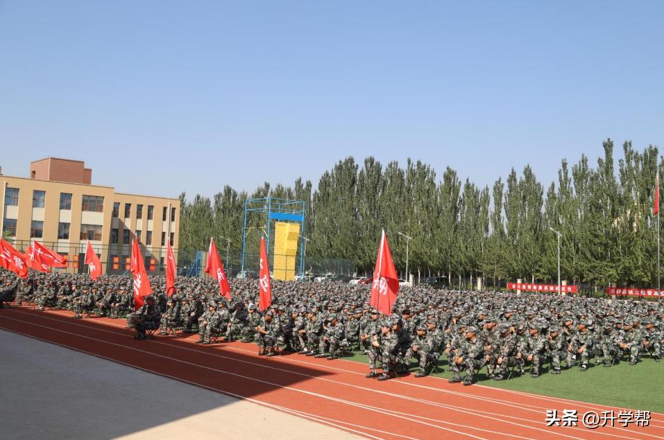 银川能源学院2020级新生军训男,宁夏银川能源学院军训