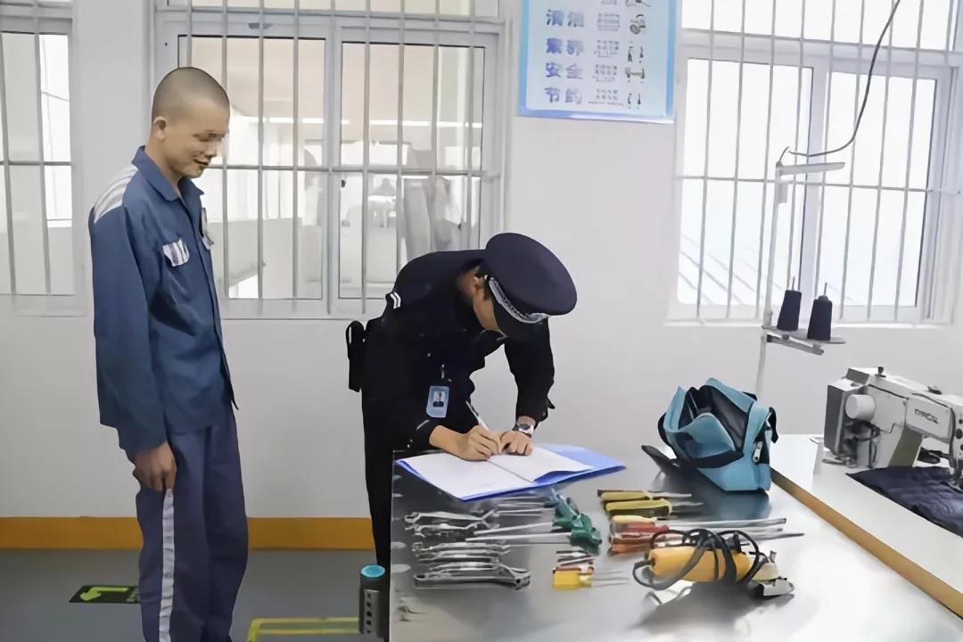 给监狱服刑人员能寄药品吗,可以给监狱里的人寄衣服吗