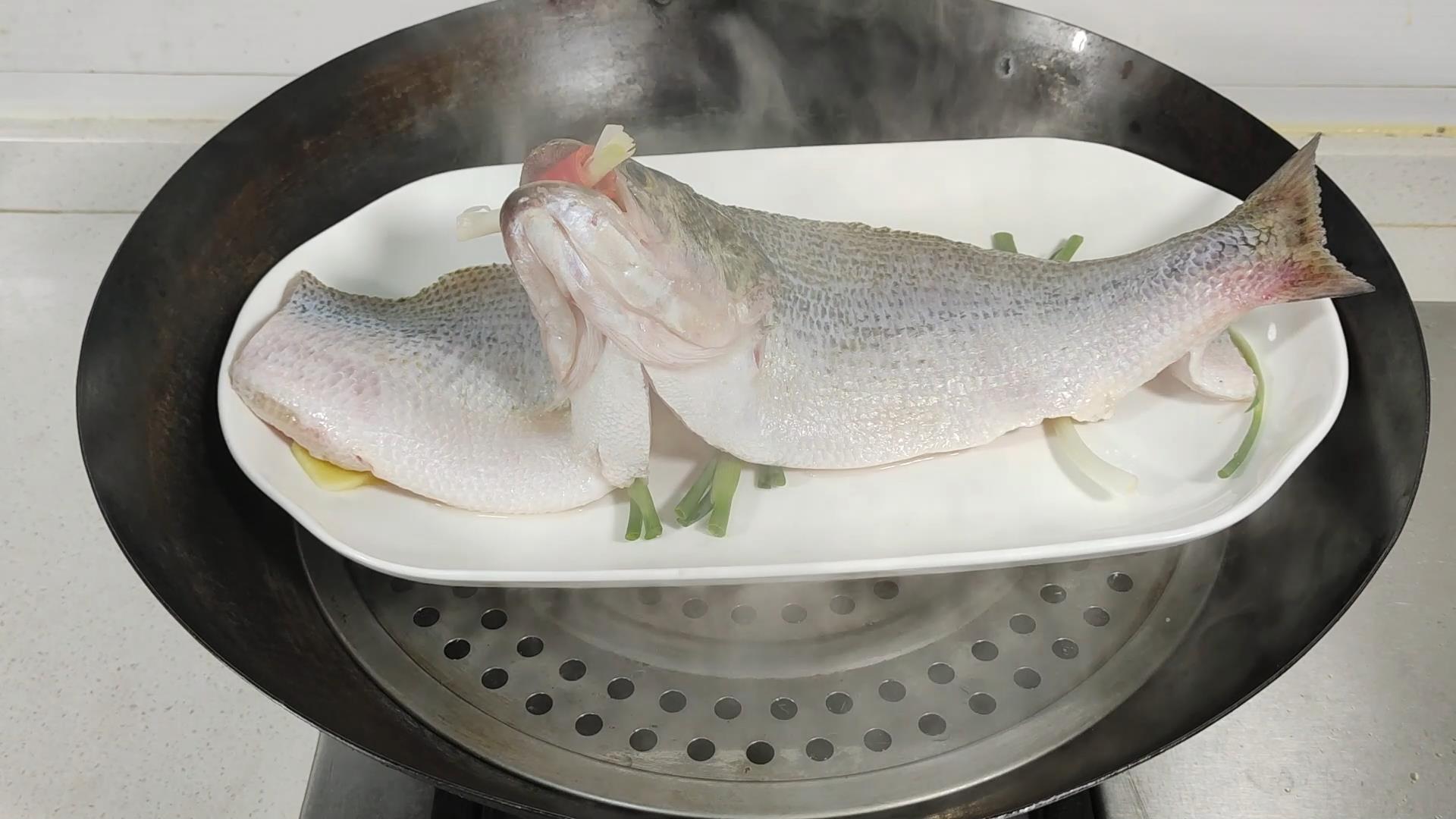 清蒸鲈鱼之前需如何处理一下,清蒸鲈鱼好吃的秘诀