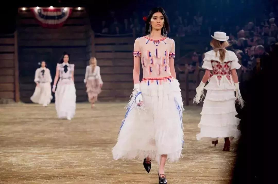 chanel衣服为啥贵,chanel女装贵吗