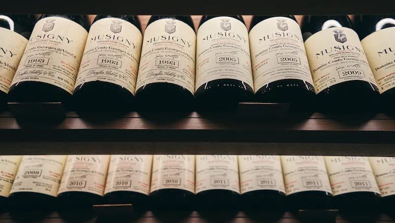 平平无奇一张合照，里面这个竟然价值百万！