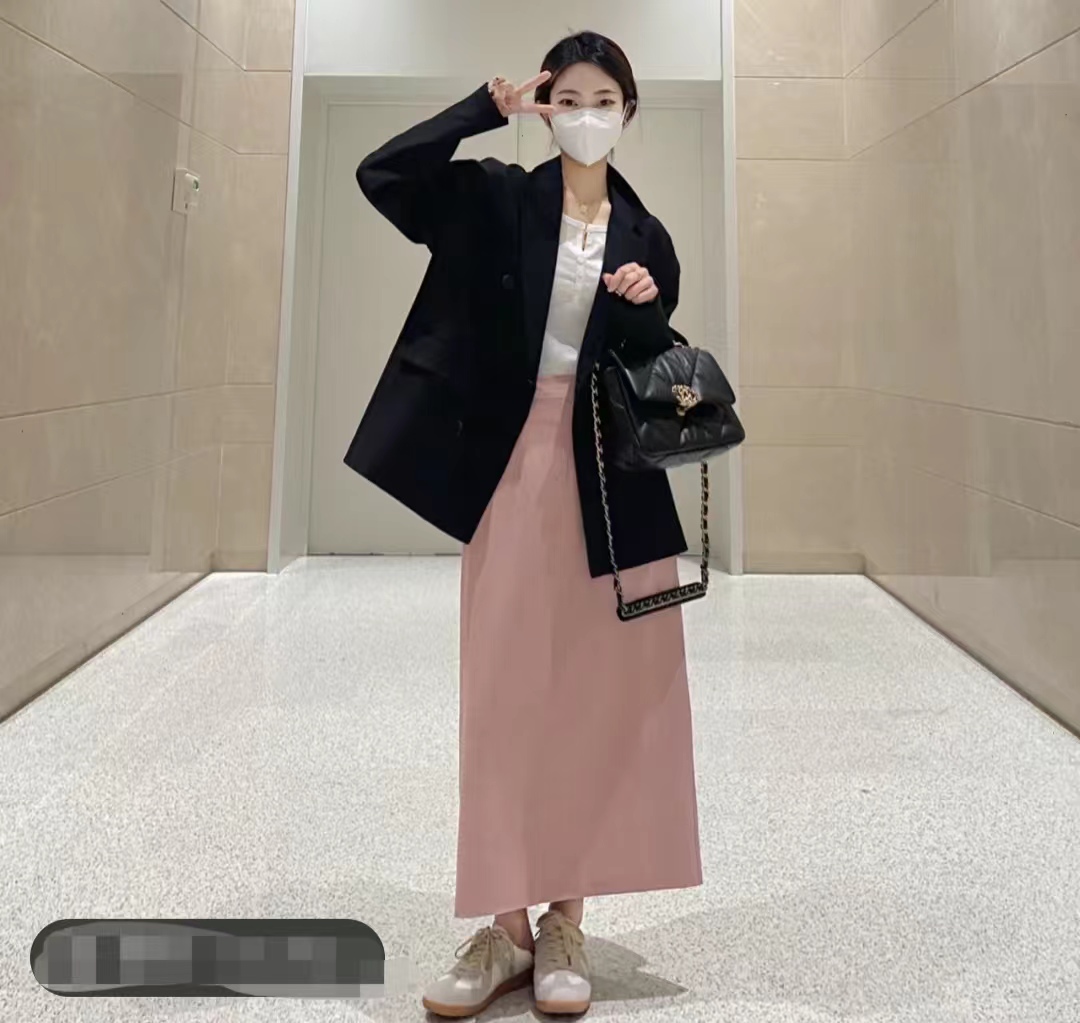 黑色搭配什么颜色很高级,黑色搭配什么颜色会显得比较高级