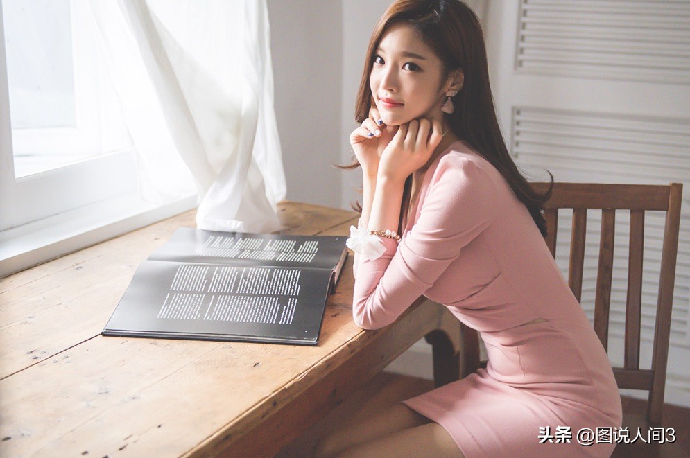 朴正允露肩连衣裙,朴正允黑色毛衣裙