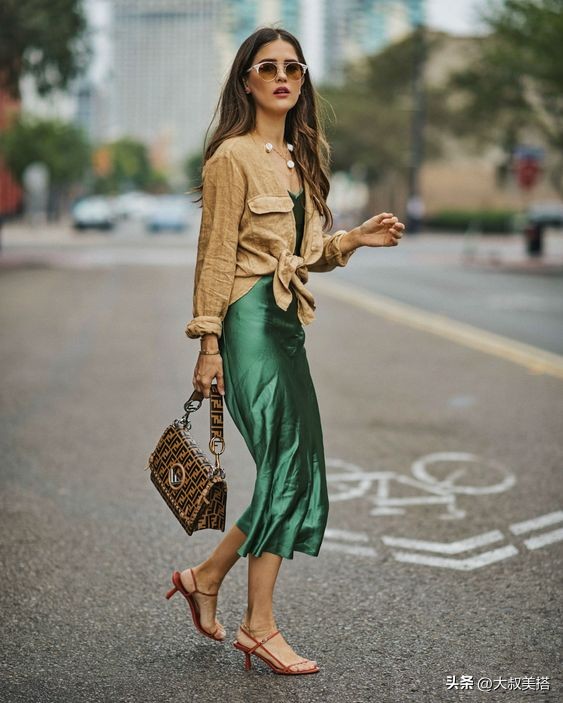 偏绿的卡其色配什么内搭,卡其色和绿色的搭配图片