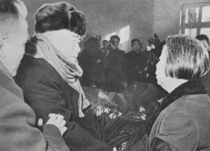 周总理去世后，*颖超邓**给侄子发电报：千万不要来京