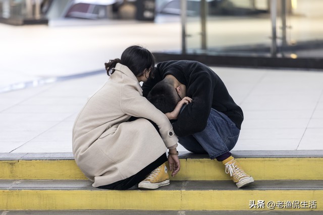 孩子的高考成绩出来了孩子哭了,高考成绩出来后家长的反应真实