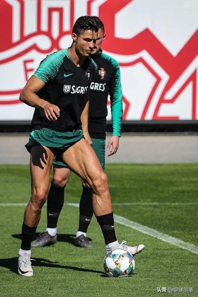 c罗的腹肌和国足比较,c罗腹肌对比中国男足