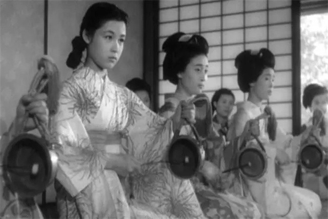 日本*女妓**玛丽，为等到心上人归来，78岁仍靠站街赚钱，受国人敬仰