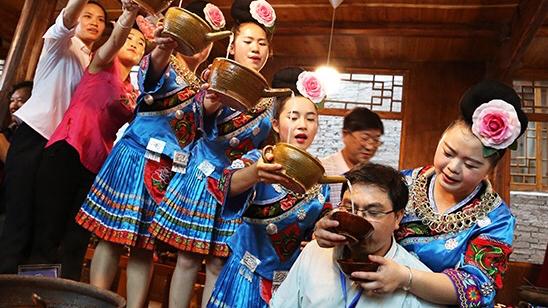 贵州西江千户苗寨最新视频,西江千户苗寨的大妈