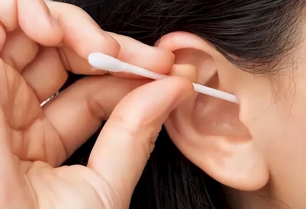 耳朵总是油得很还痒但掏不出东西,耳朵总痒却掏不出东西是咋回事