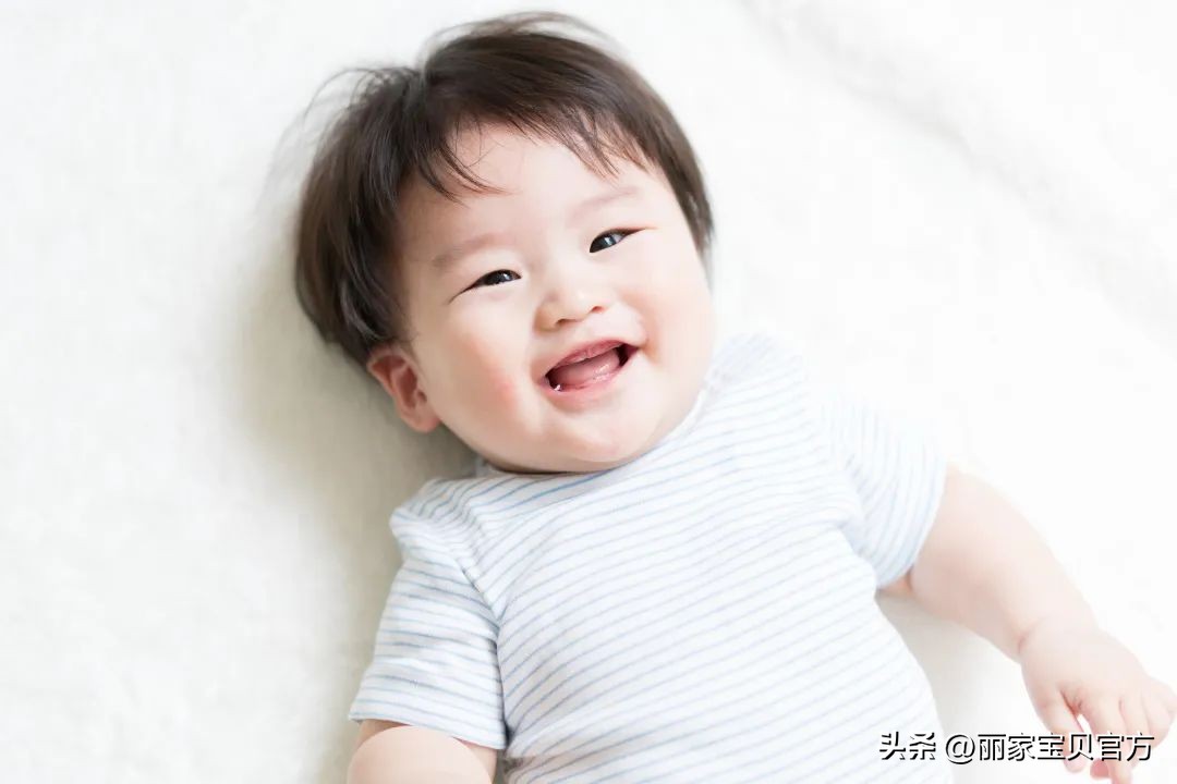 两个孩子，一个睡觉多一个睡得少，10年后的差距明显