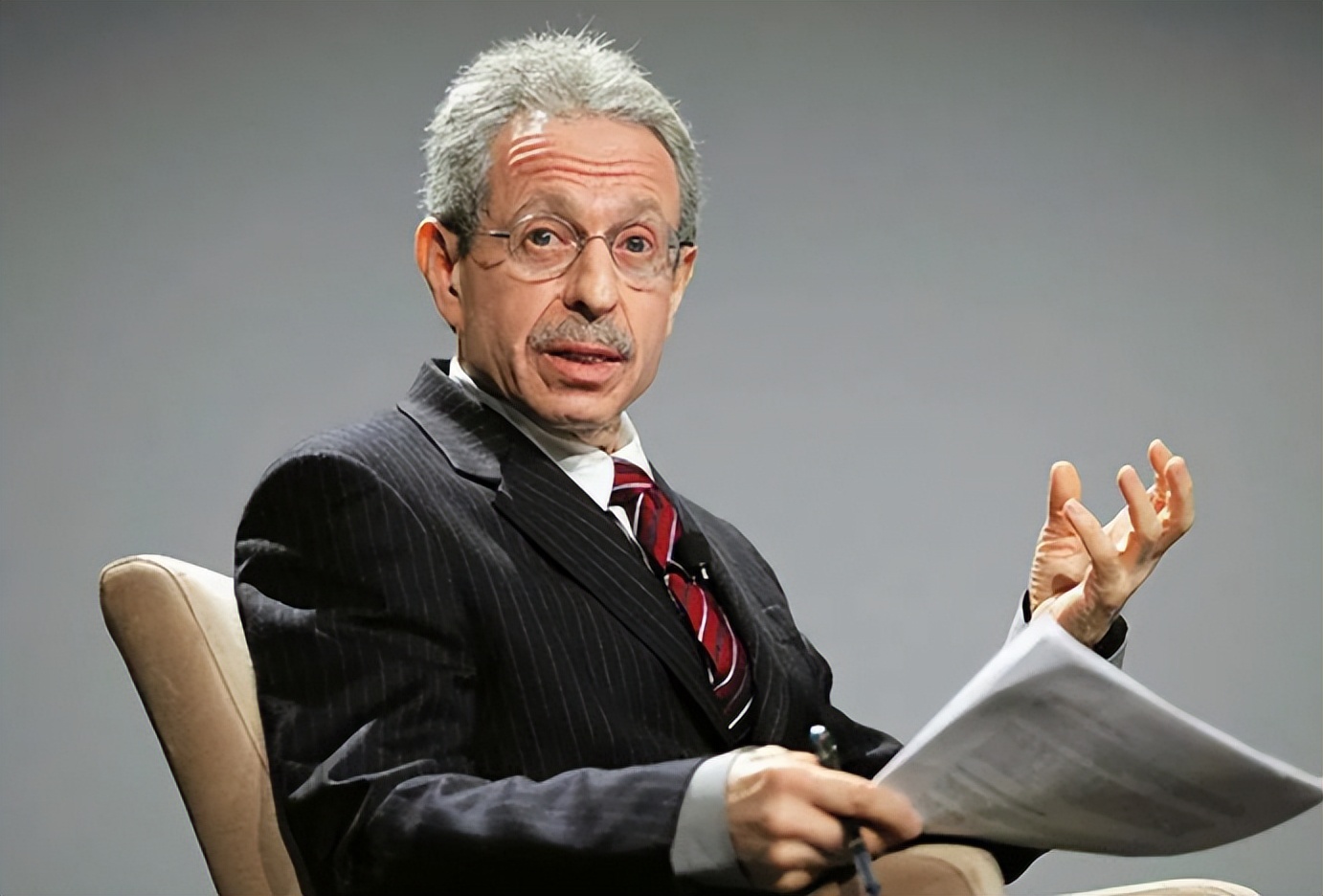 98年华莱士向中国提出采访江*民泽**，国新办考虑后决定：可接受采访