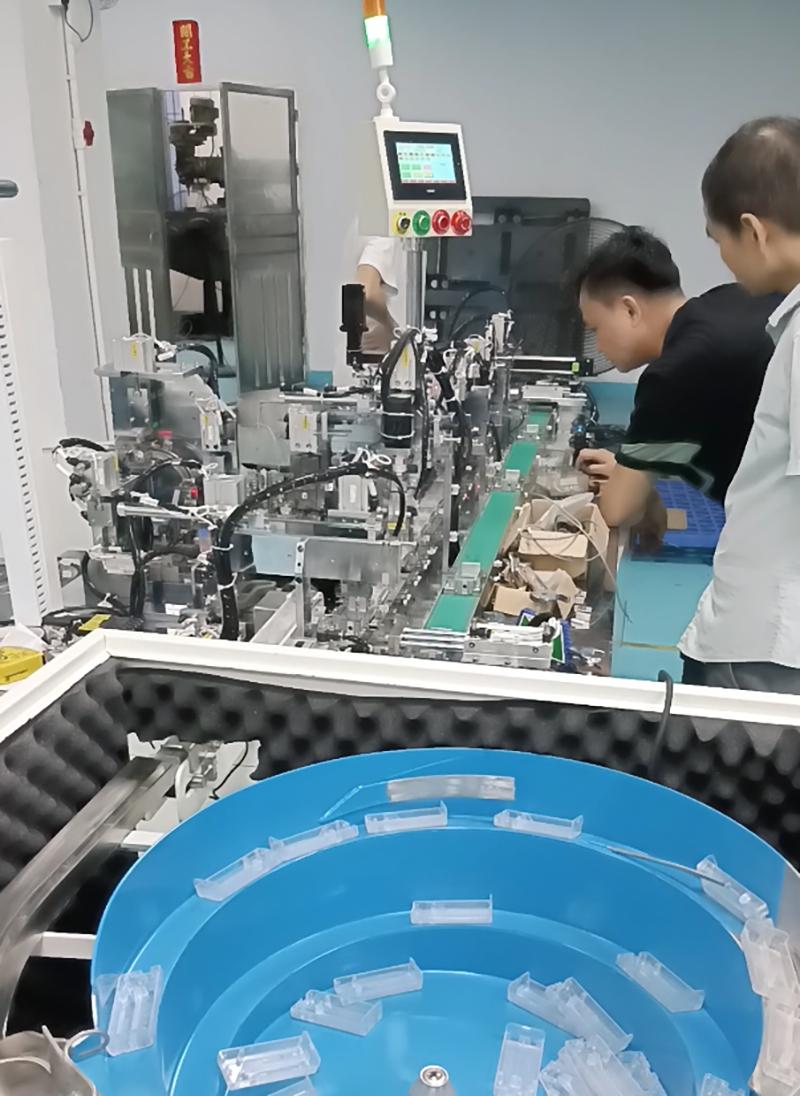 电池盒自动装配机,电池弹簧自动铆合模具原理