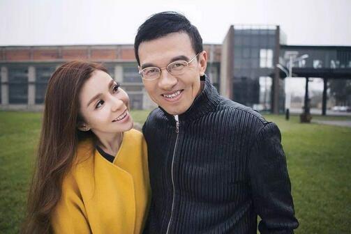 朱迅一家三口照顾瘫痪公公,朱迅和丈夫吃饭