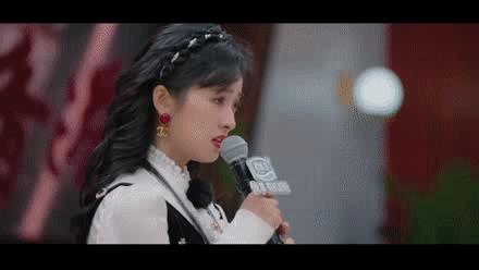 红毯假摔、穿透视装、碰瓷“迪幂孟扎”，赵樱子是要“黑红”到底