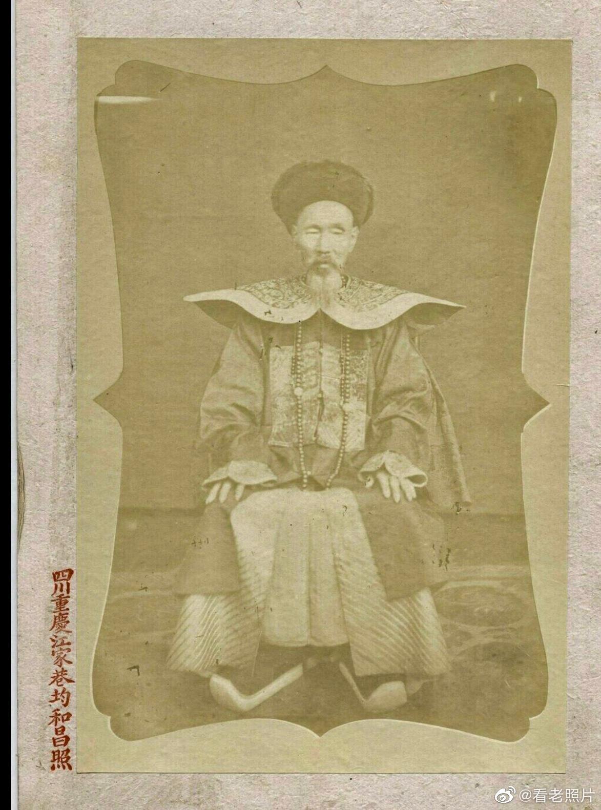 30个老照片记录女子与洋人*片鸦**烟枪下的白日梦