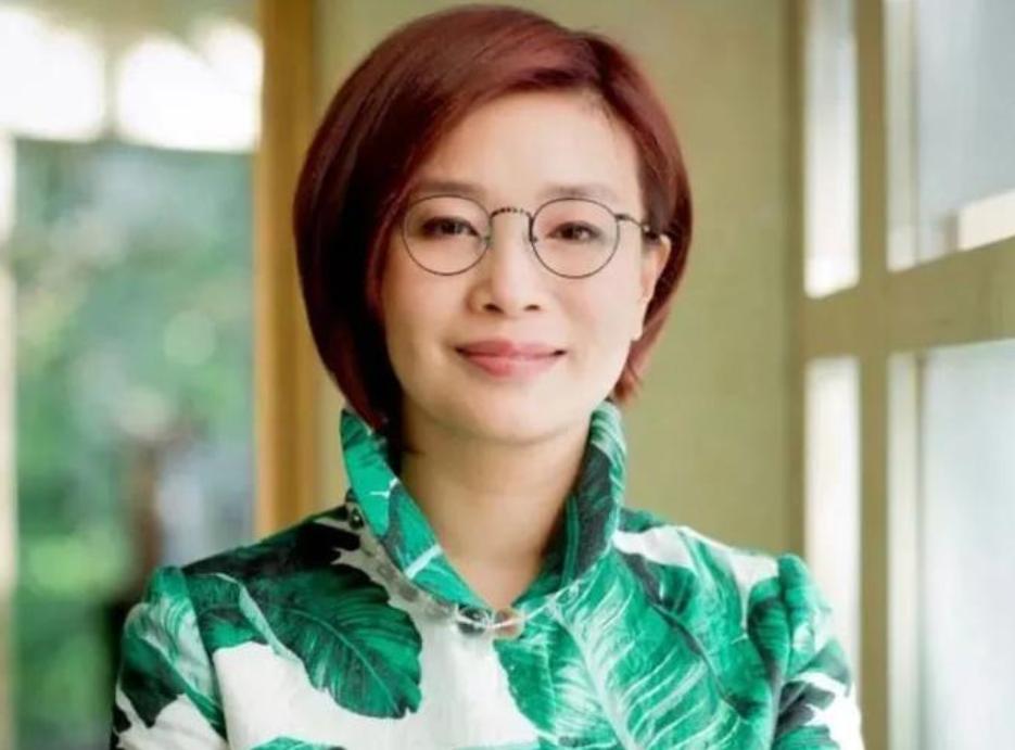 温州女富豪胡洁：前夫贪污出逃，她带女儿甘当小三，二婚嫁周立波