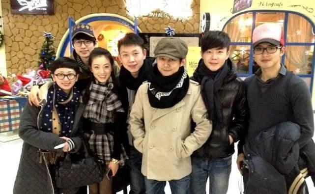 17年努力护着4个兄弟姐妹，最后却都离他而去，何炅老了，也累了