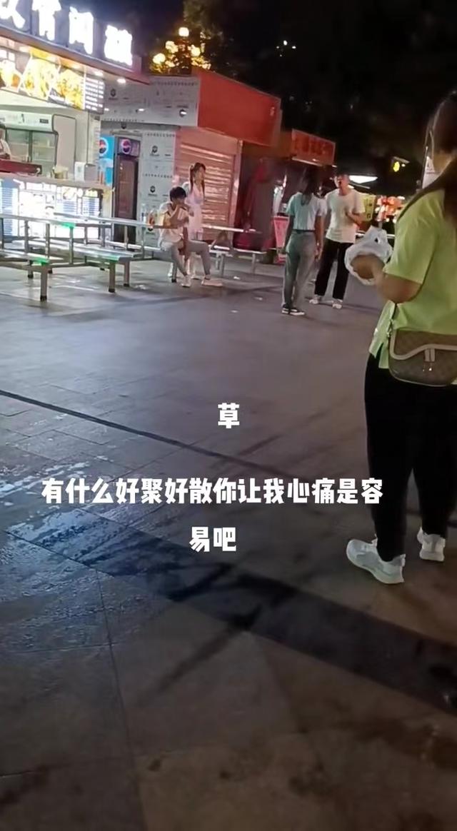 女子瞒着男友和他人逛街，男友得知后，把事先准备的礼物扔地上