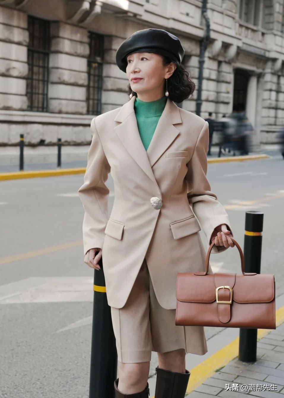 中年女士冬季穿什么颜色好看,别再穿黑白灰了这样穿超级减龄