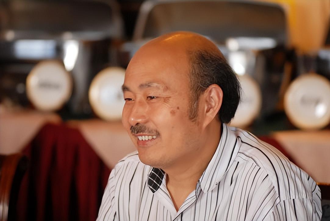 独臂大叔从零创业，带领355名残疾员工做梳子，一年卖出三个亿！