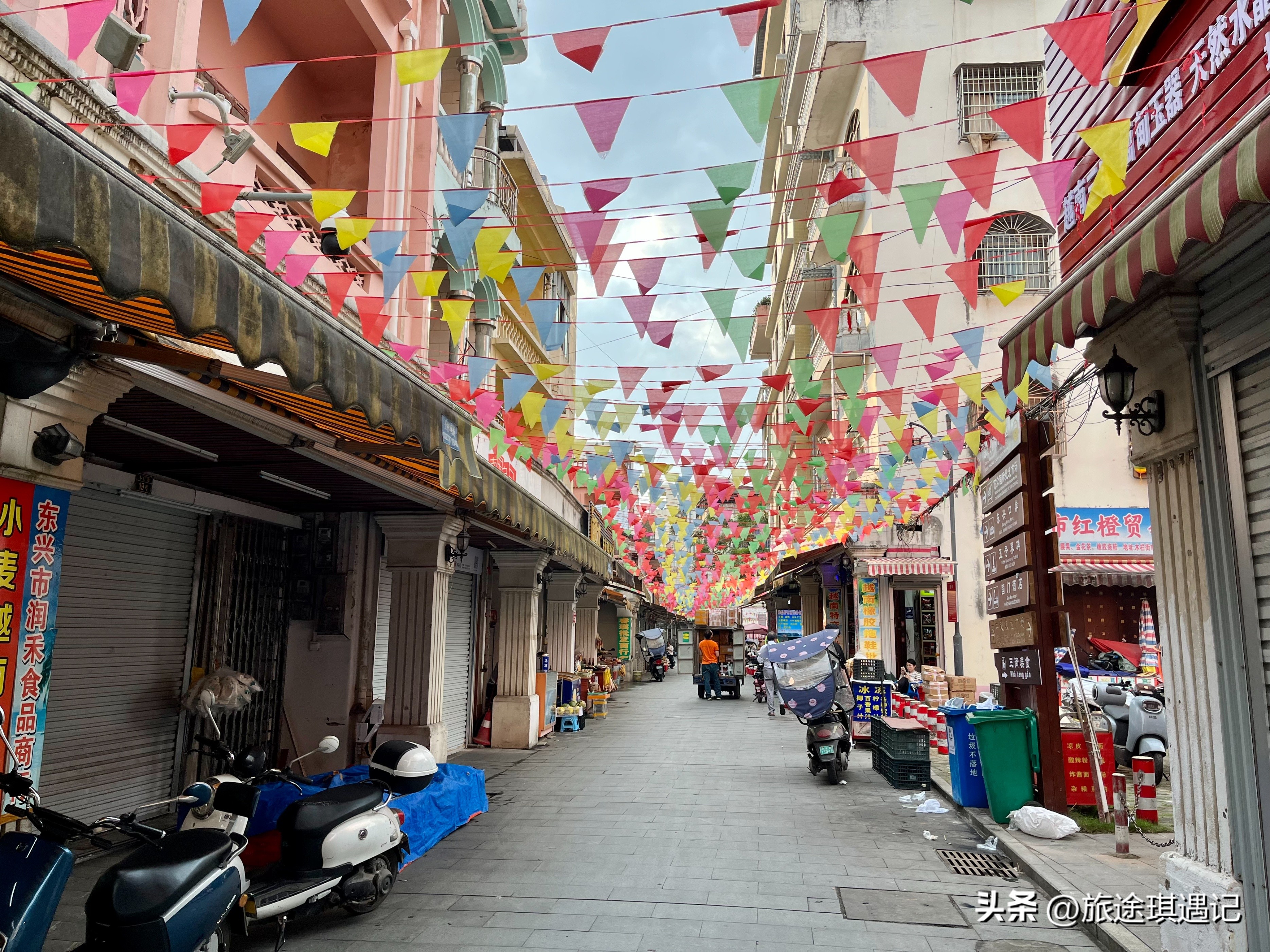 东兴与越南边境交界处,越南人看东兴北仑河