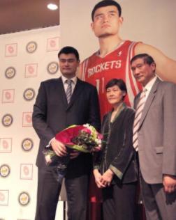 篮球巨人姚明近况,篮球队员姚明夫妻照