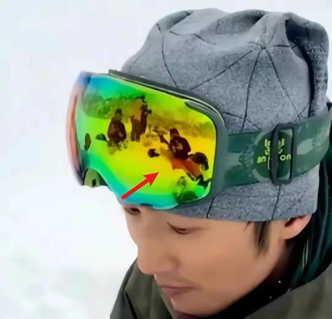 谢霆锋王菲现身机场动图图文,谢霆锋王菲现身机场视频