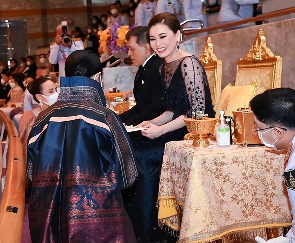 泰王屈膝礼,苏提达生日庆典