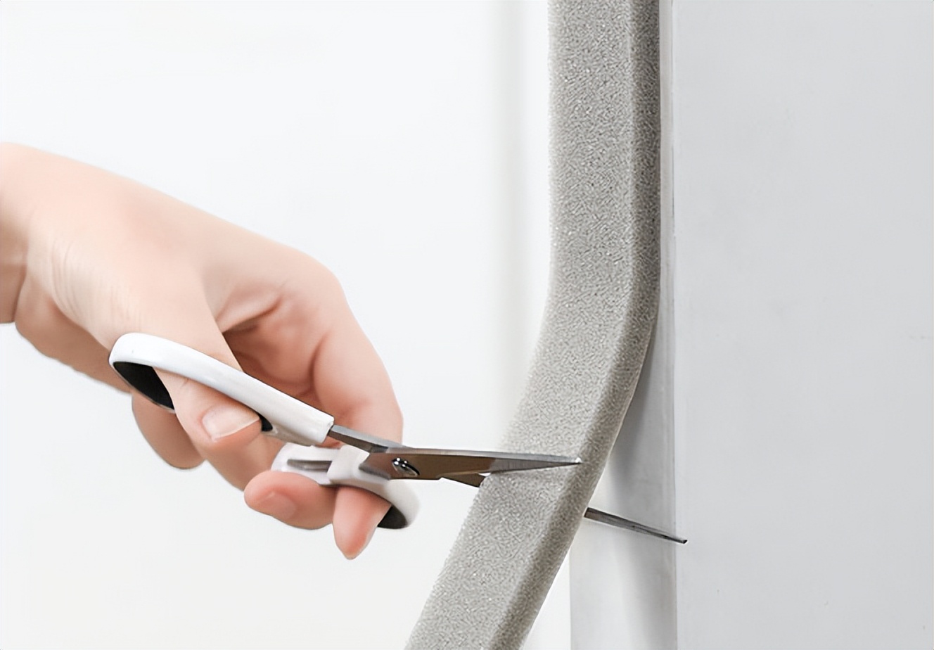 窗户关不严漏风教你一分钟解决,窗户关不严是进冷风还是吹热风