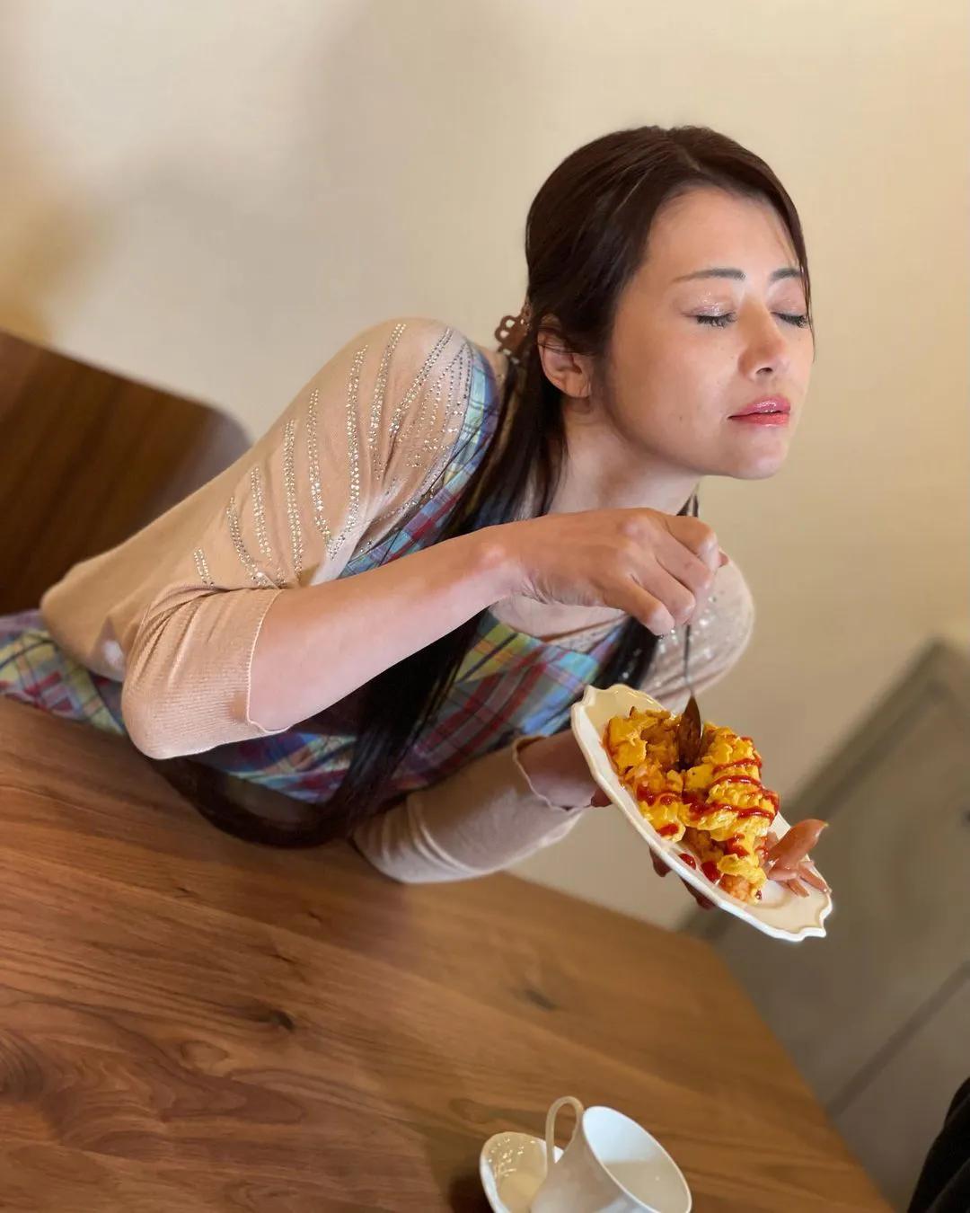 日本女高校生卖“原味口罩”客人闻香而来