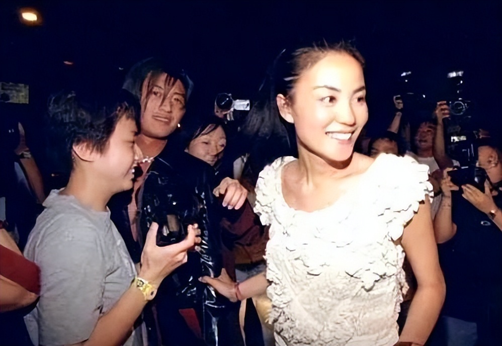 王菲谢霆锋最新状态,王菲谢霆锋机场后续