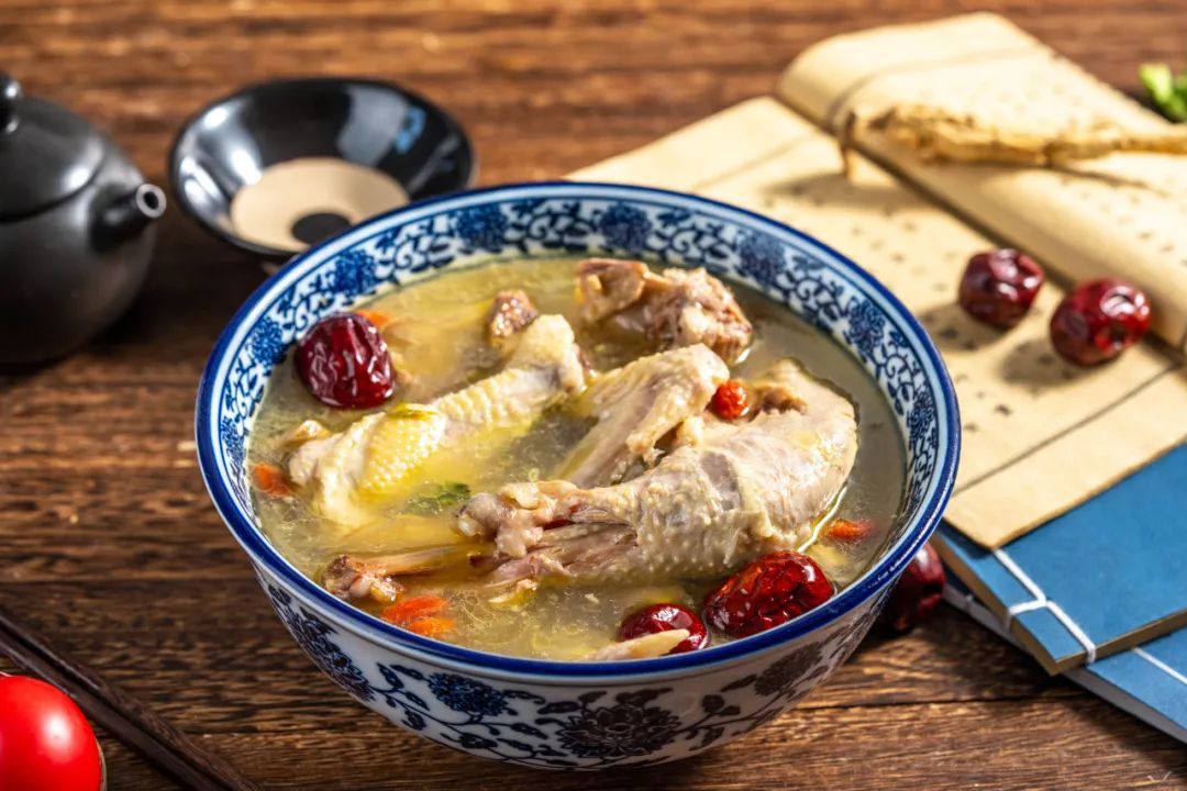简单美味不油腻的老鸡汤做法,香浓鸡汤最正宗的做法