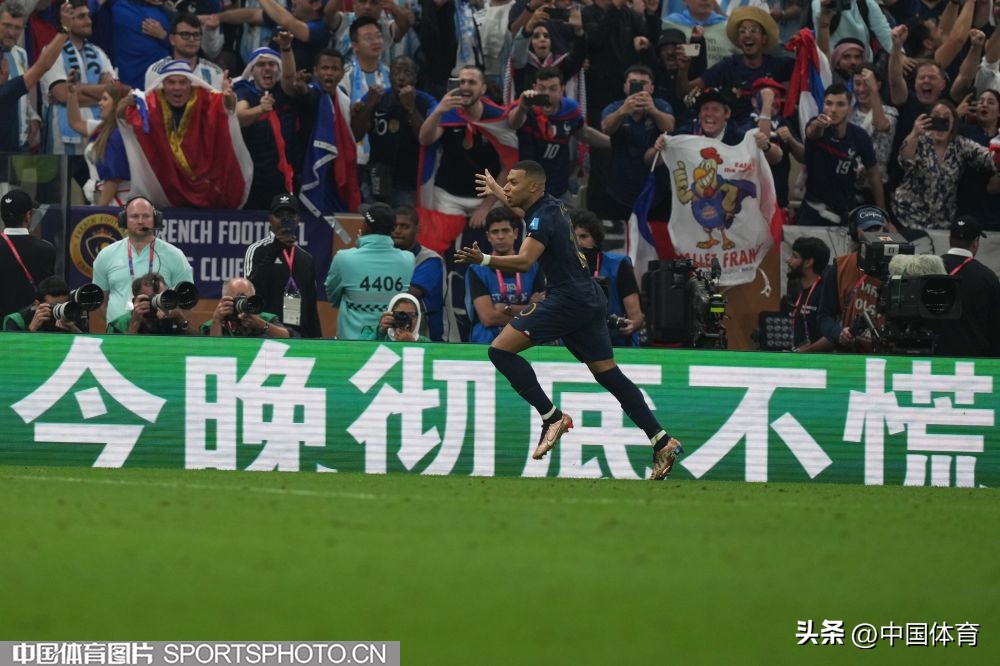 卡塔尔世界杯阿根廷捧起大力神杯,卡塔尔世界杯阿根廷大力神杯