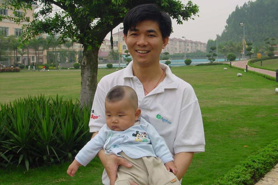 广东单身男子辛苦养娃19年，学霸儿子考上美名校为何却选择离世