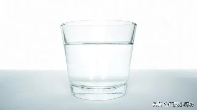 早晨第一杯水怎样喝才是正确的,清晨起床第一杯水喝多少合适