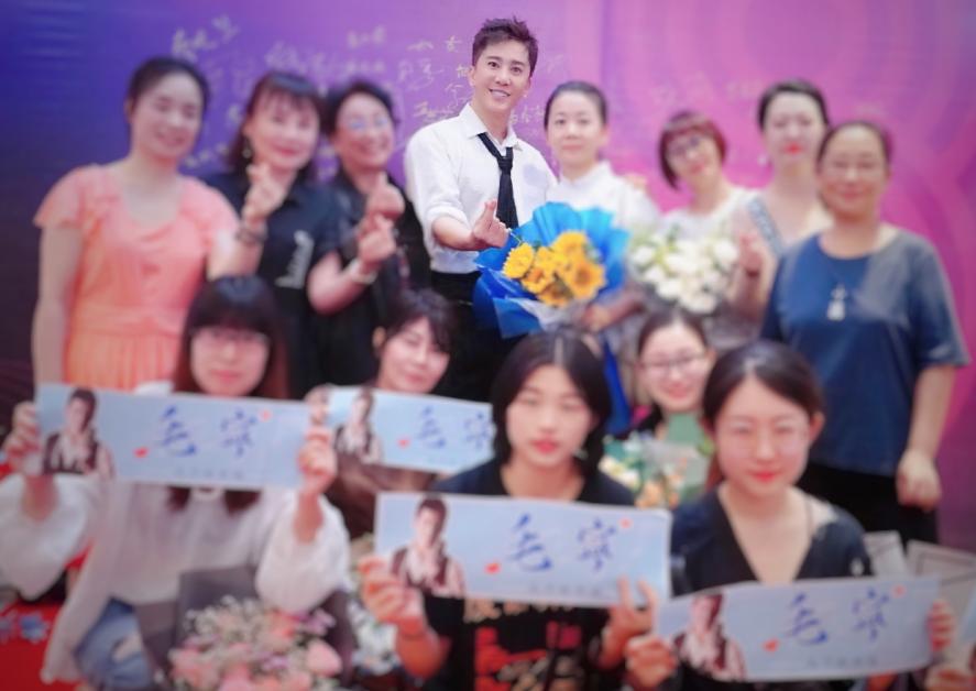 毛宁在90年代在乐坛什么地位,华语乐坛顶流毛宁